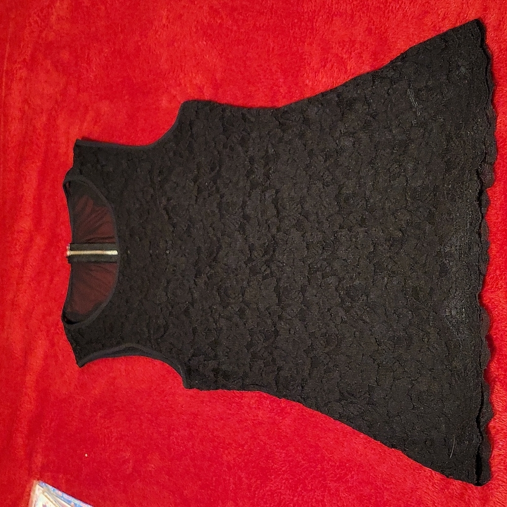 Lace sleeveless express top